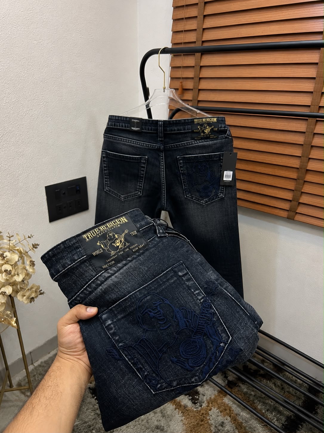 TRUE RELIGION IMPORTED POCKET HEAVY EMBROIDERED BOOT CUT DENIM*