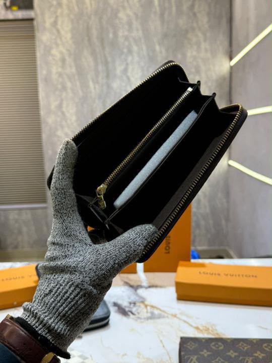 LOUIS VUITTON Chained Wallet with box bill dust cover